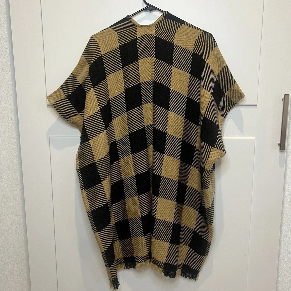 LOFT Ann Taylor Women's Camel Buffalo Plaid Blanket Wrap Size‎ M/L